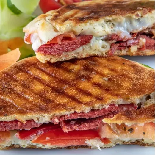 Bazlama Pastırmalı Kaşarlı Tost