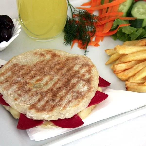 Bazlama Sucuklu Tost