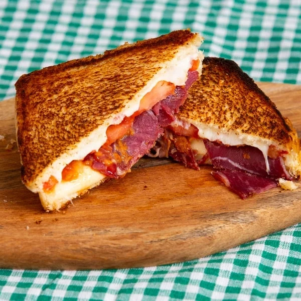 Pastırmalı Kaşarlı Tost